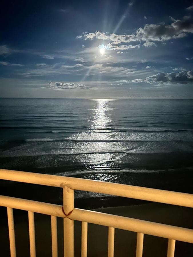 Beach Oasis 704 Lovely Daytona Ocean Front For 5 Sleeps Up To 12 Daytona Beach Buitenkant foto